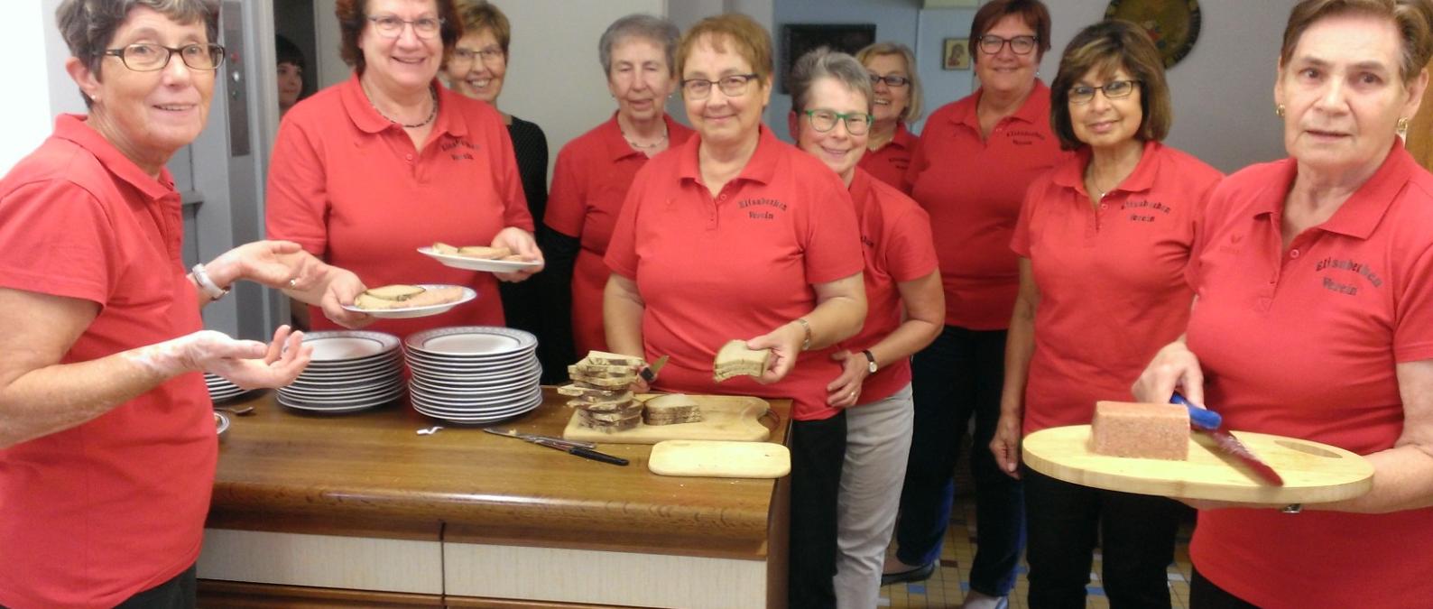 Fleißige Helferinnen beim Erntedankfest