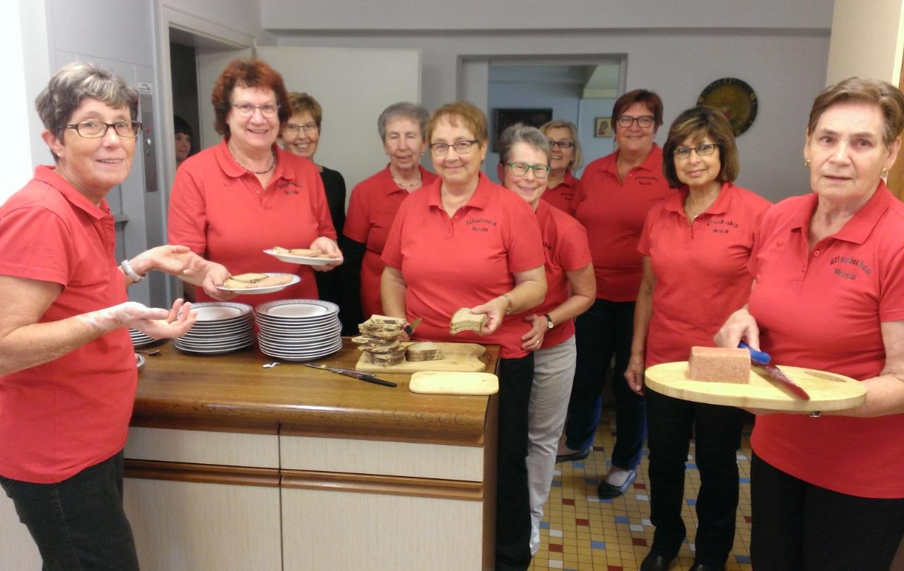 Fleißige Helferinnen beim Erntedankfest