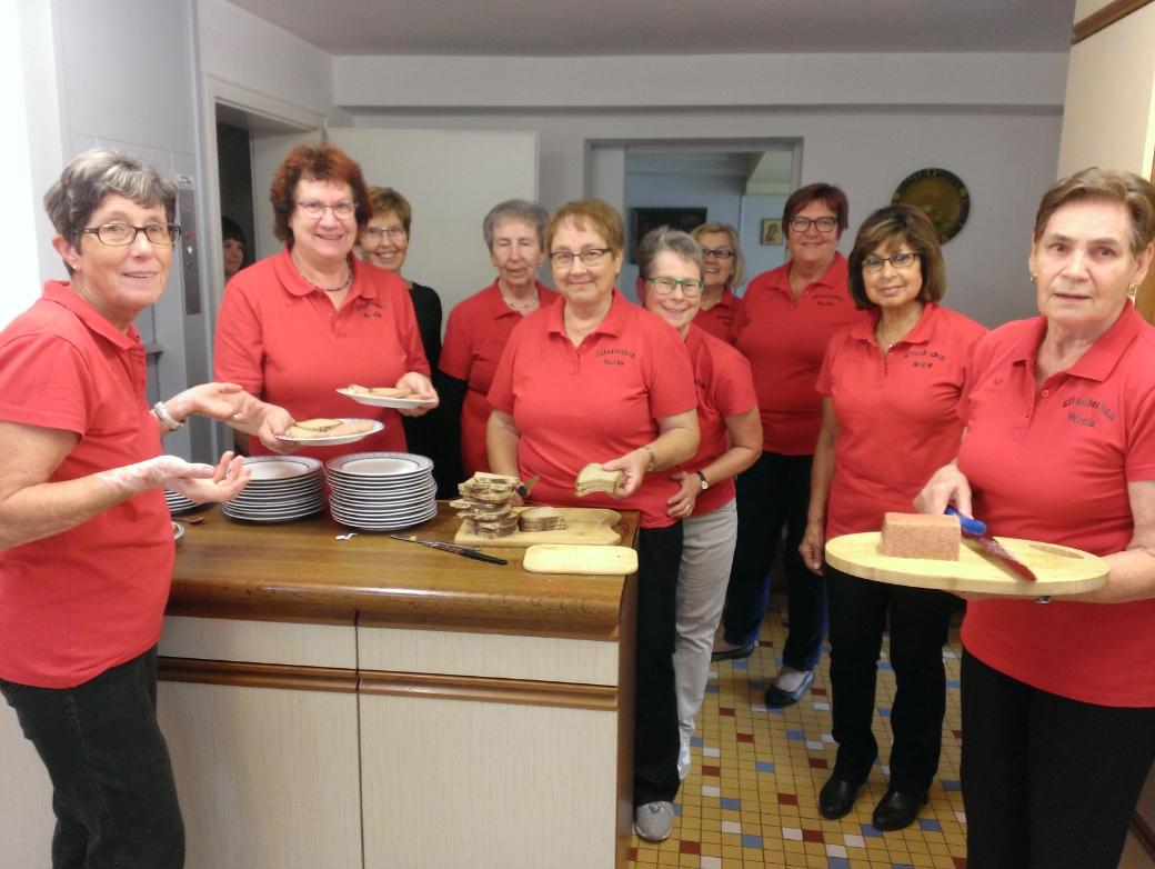 Fleißige Helferinnen beim Erntedankfest