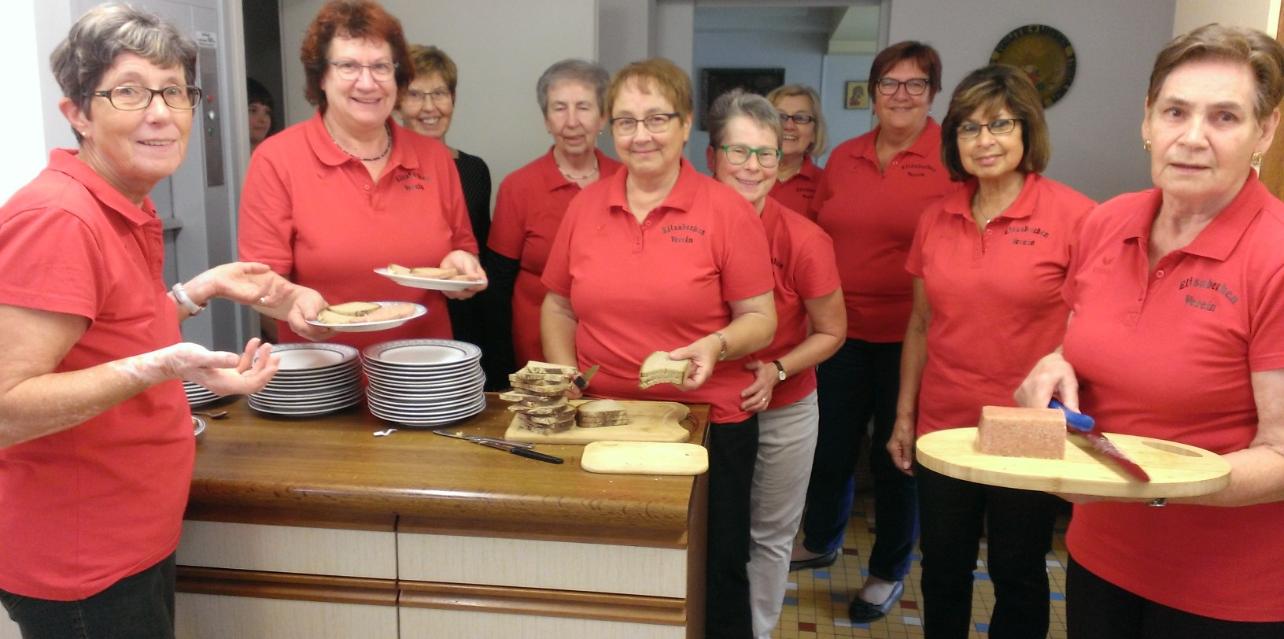 Fleißige Helferinnen beim Erntedankfest