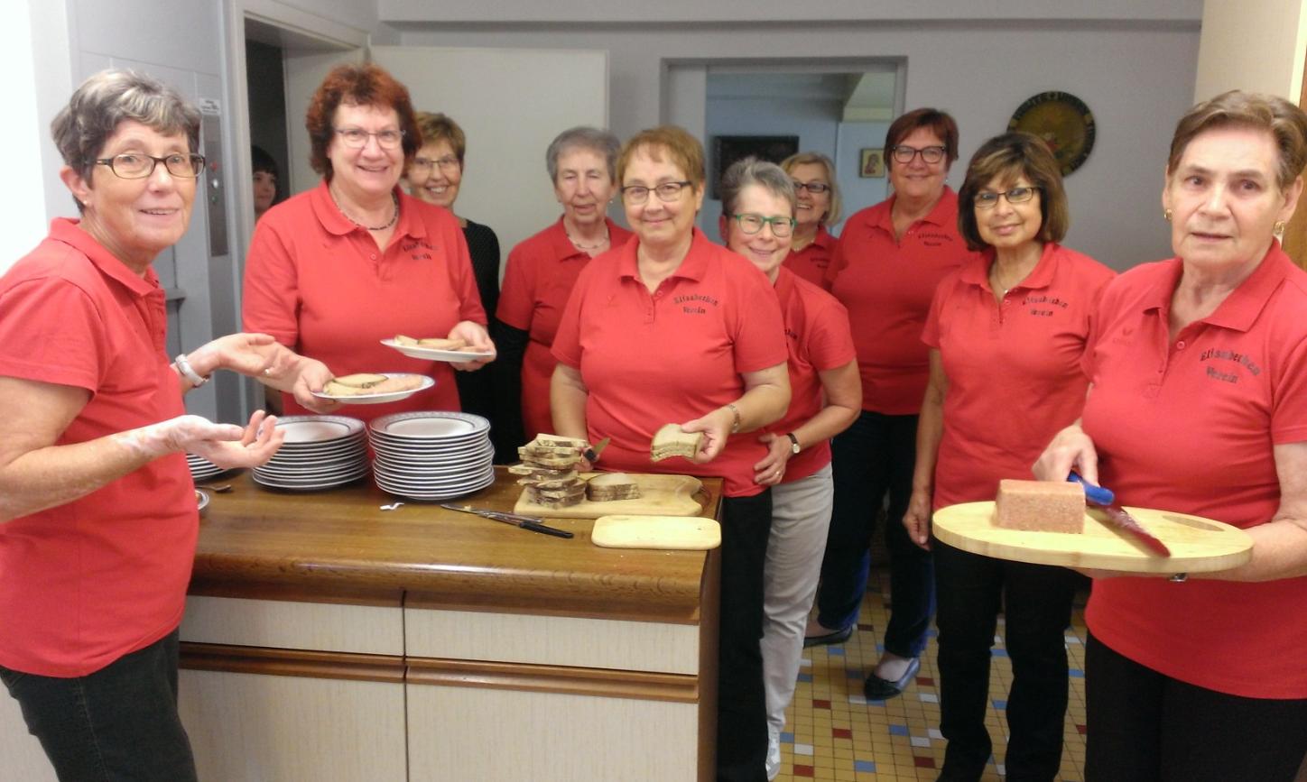 Fleißige Helferinnen beim Erntedankfest