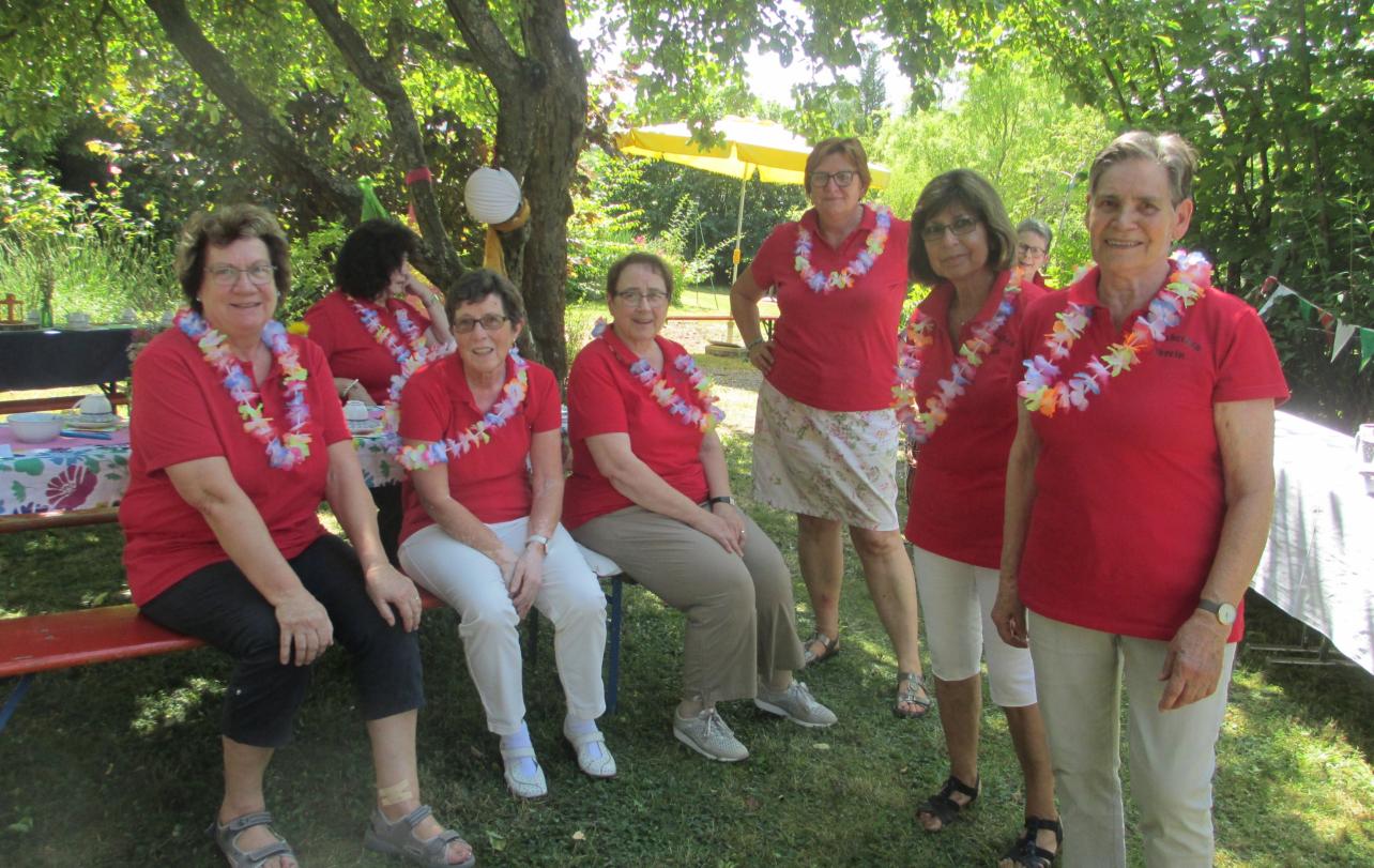 Fleißige Helferinnen beim Sommerfest im Pfarrgarten