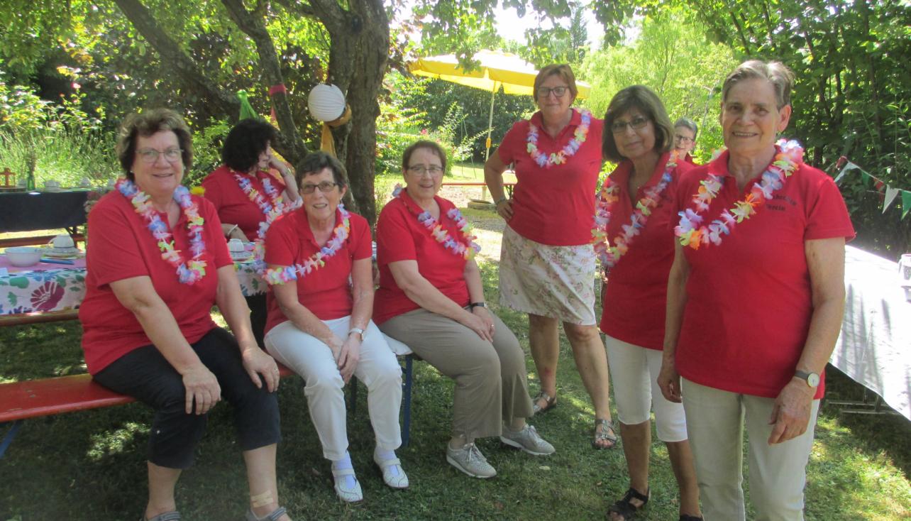 Fleißige Helferinnen beim Sommerfest im Pfarrgarten