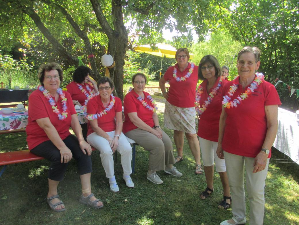 Fleißige Helferinnen beim Sommerfest im Pfarrgarten