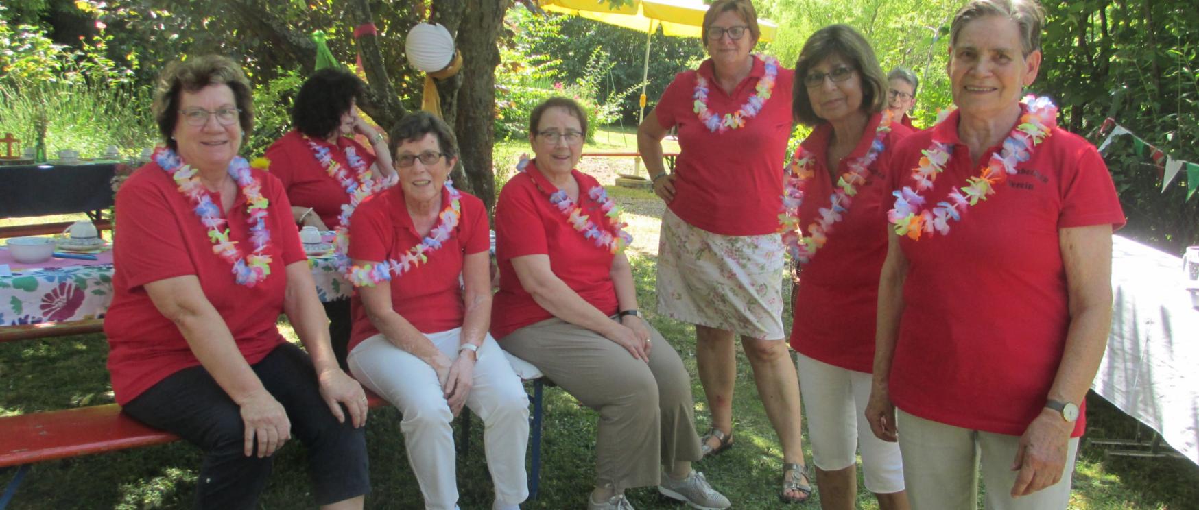 Fleißige Helferinnen beim Sommerfest im Pfarrgarten