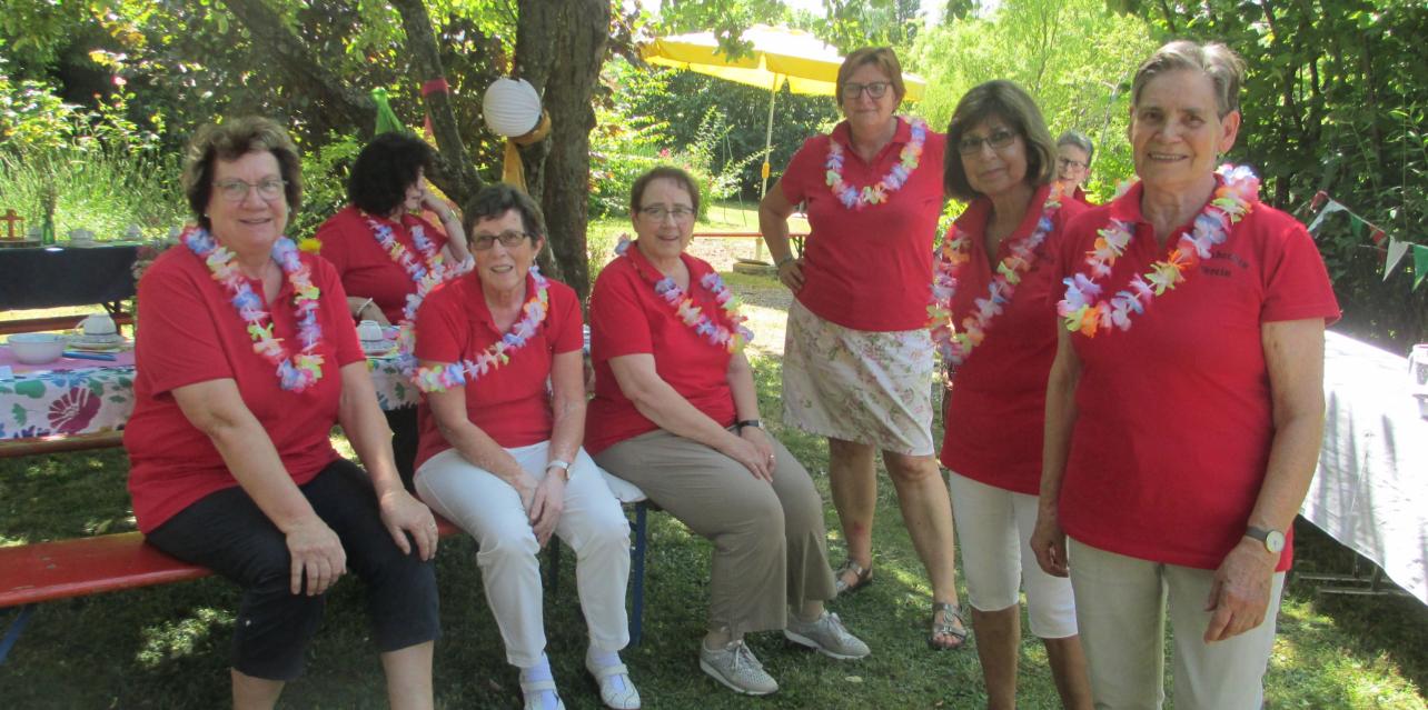 Fleißige Helferinnen beim Sommerfest im Pfarrgarten