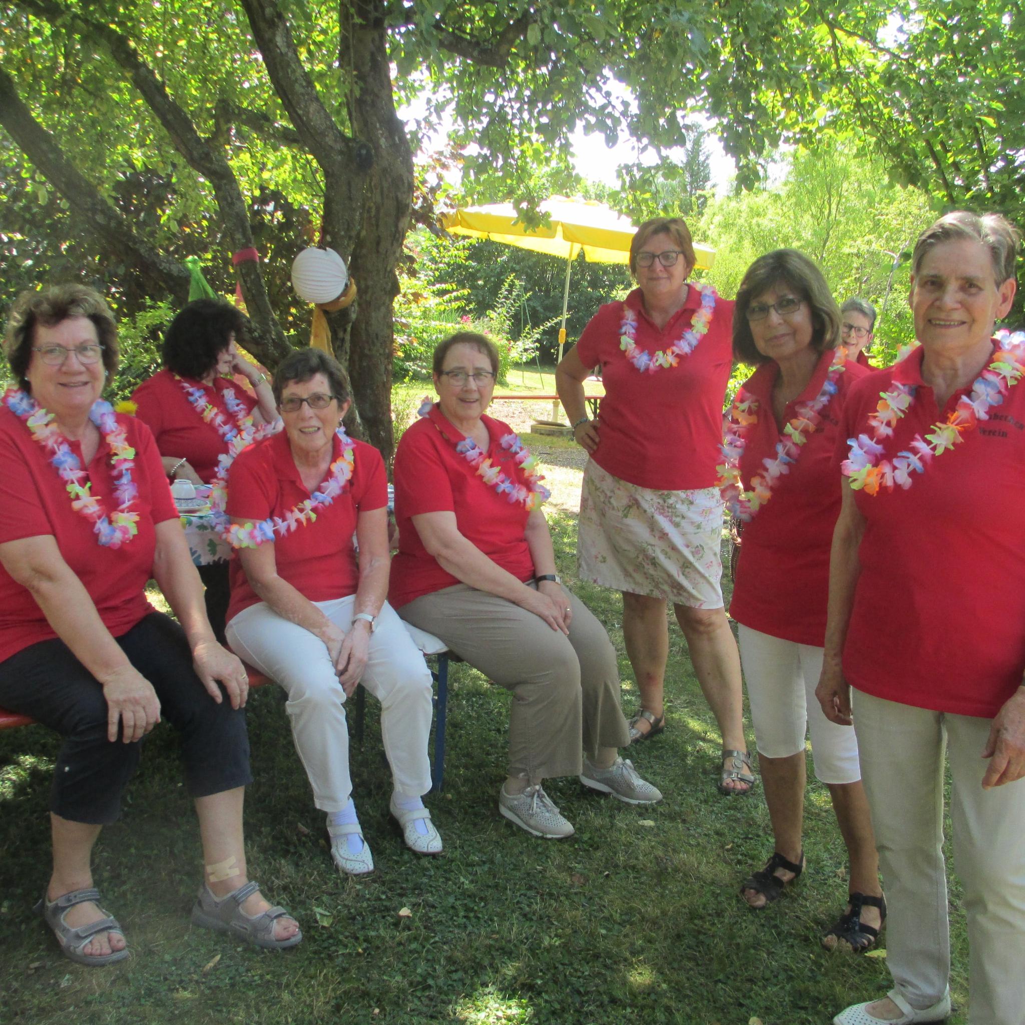 Fleißige Helferinnen beim Sommerfest im Pfarrgarten