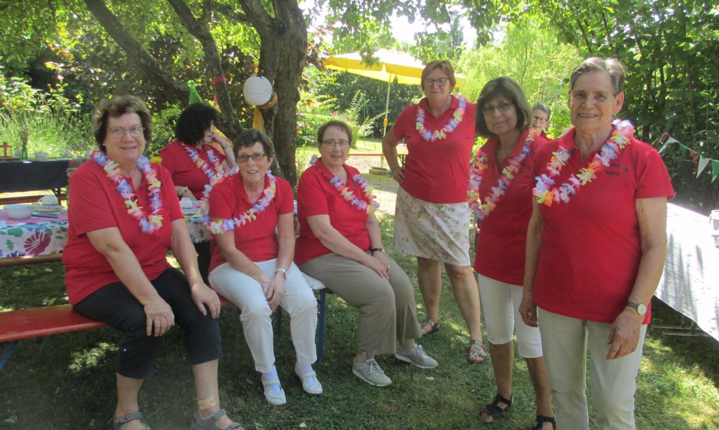 Fleißige Helferinnen beim Sommerfest im Pfarrgarten