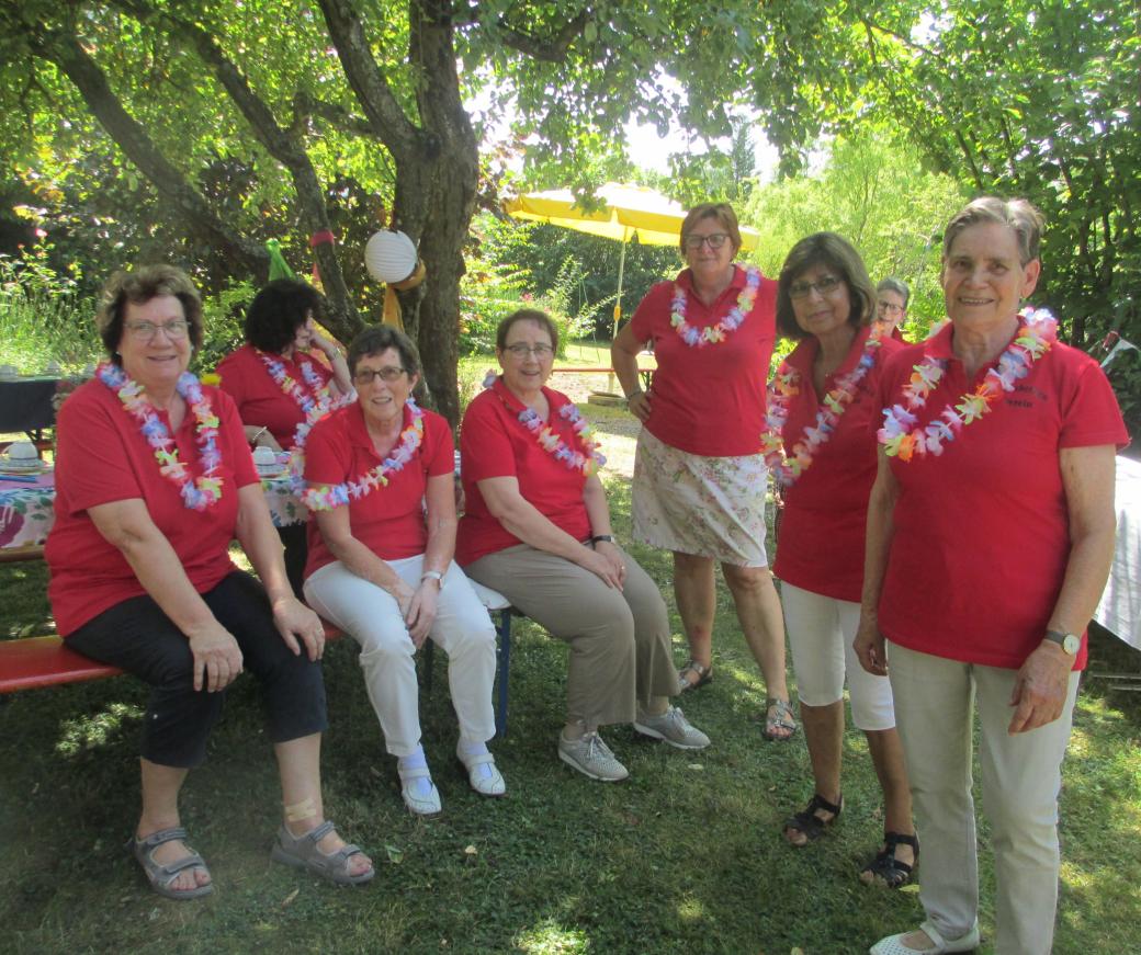 Fleißige Helferinnen beim Sommerfest im Pfarrgarten