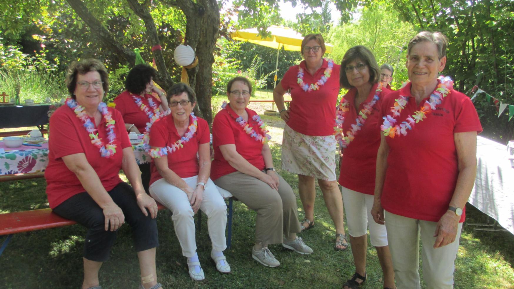 Fleißige Helferinnen beim Sommerfest im Pfarrgarten