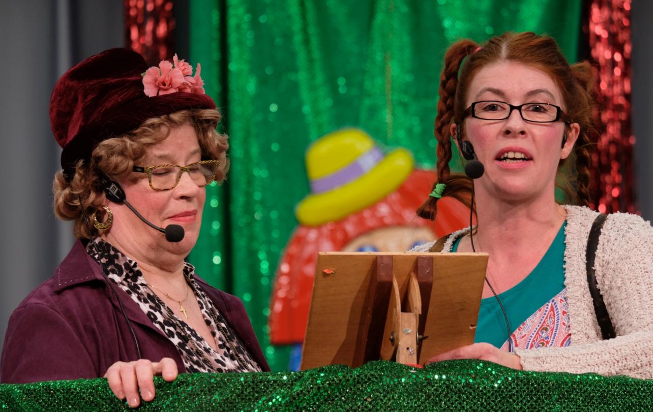 Frauen in der Bütte an der Frauenfastnacht