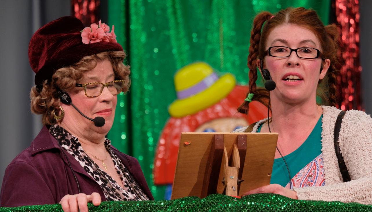 Frauen in der Bütte an der Frauenfastnacht
