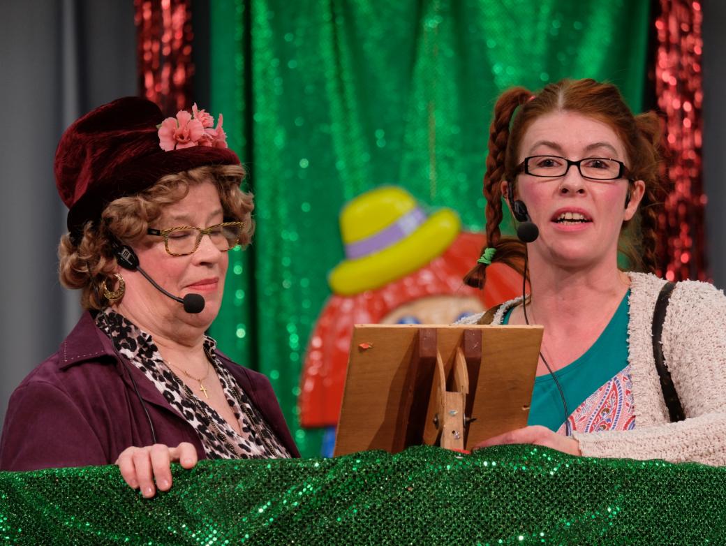 Frauen in der Bütte an der Frauenfastnacht