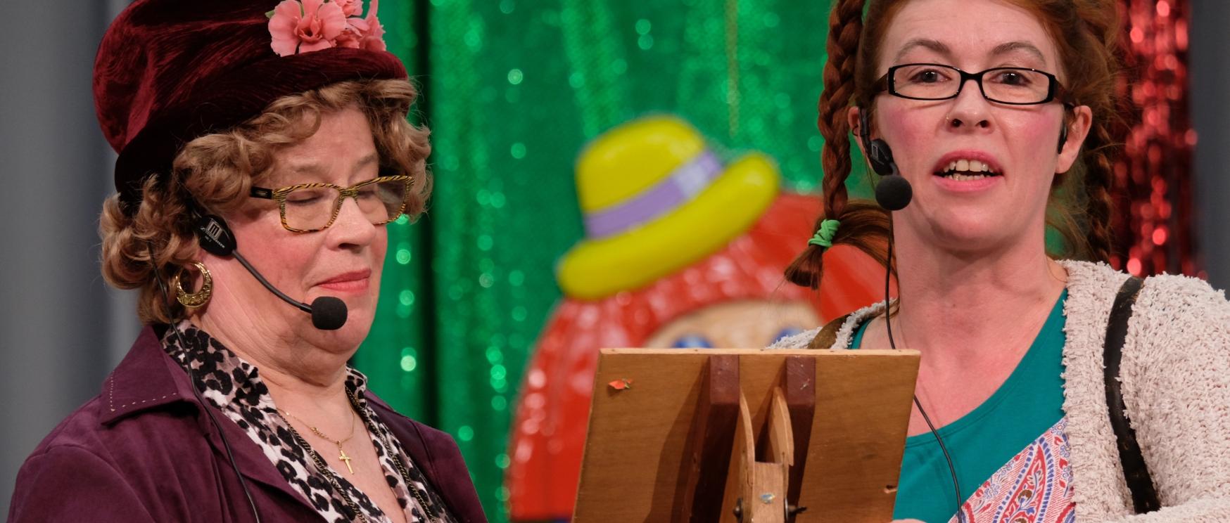 Frauen in der Bütte an der Frauenfastnacht