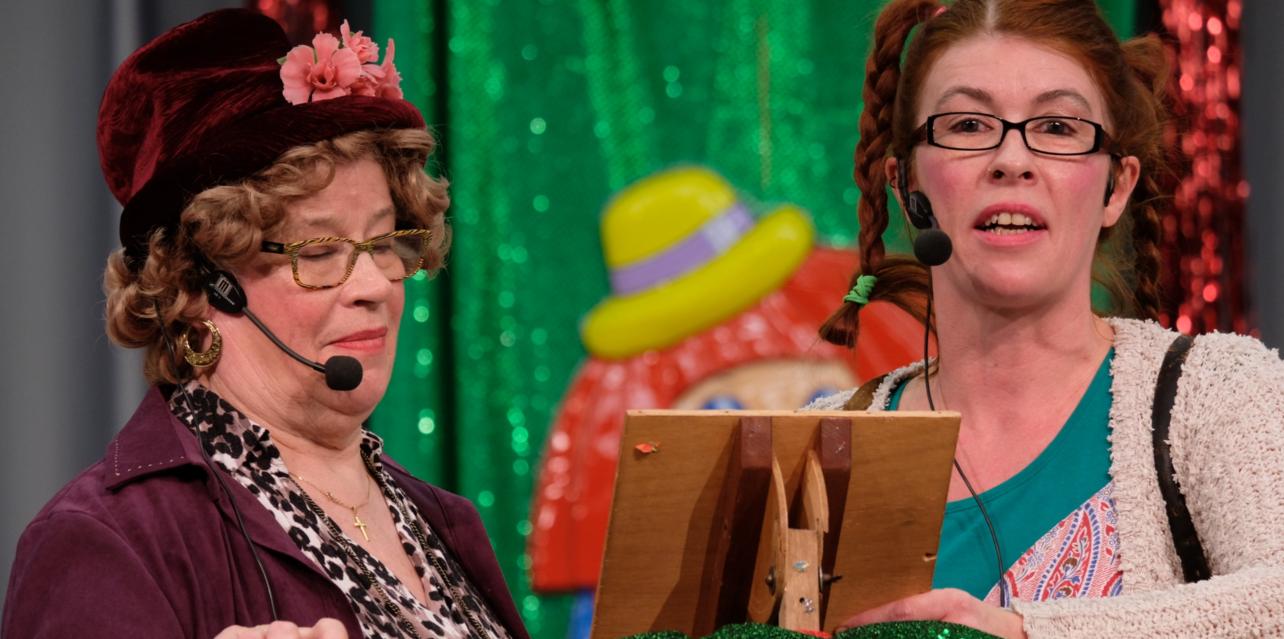 Frauen in der Bütte an der Frauenfastnacht