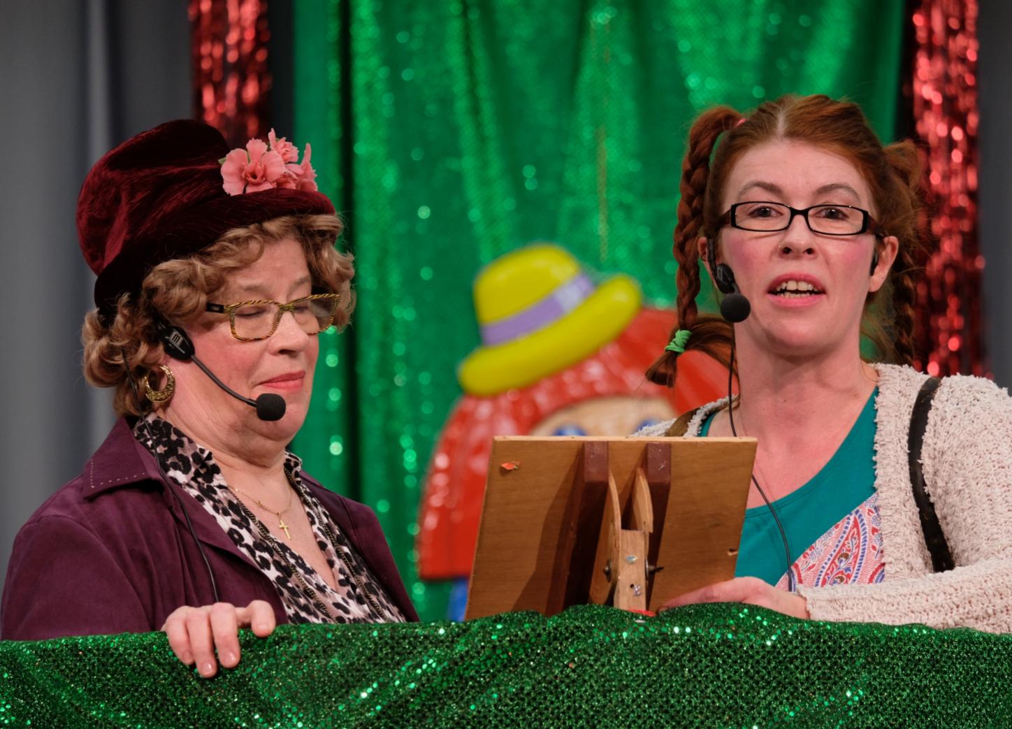 Frauen in der Bütte an der Frauenfastnacht