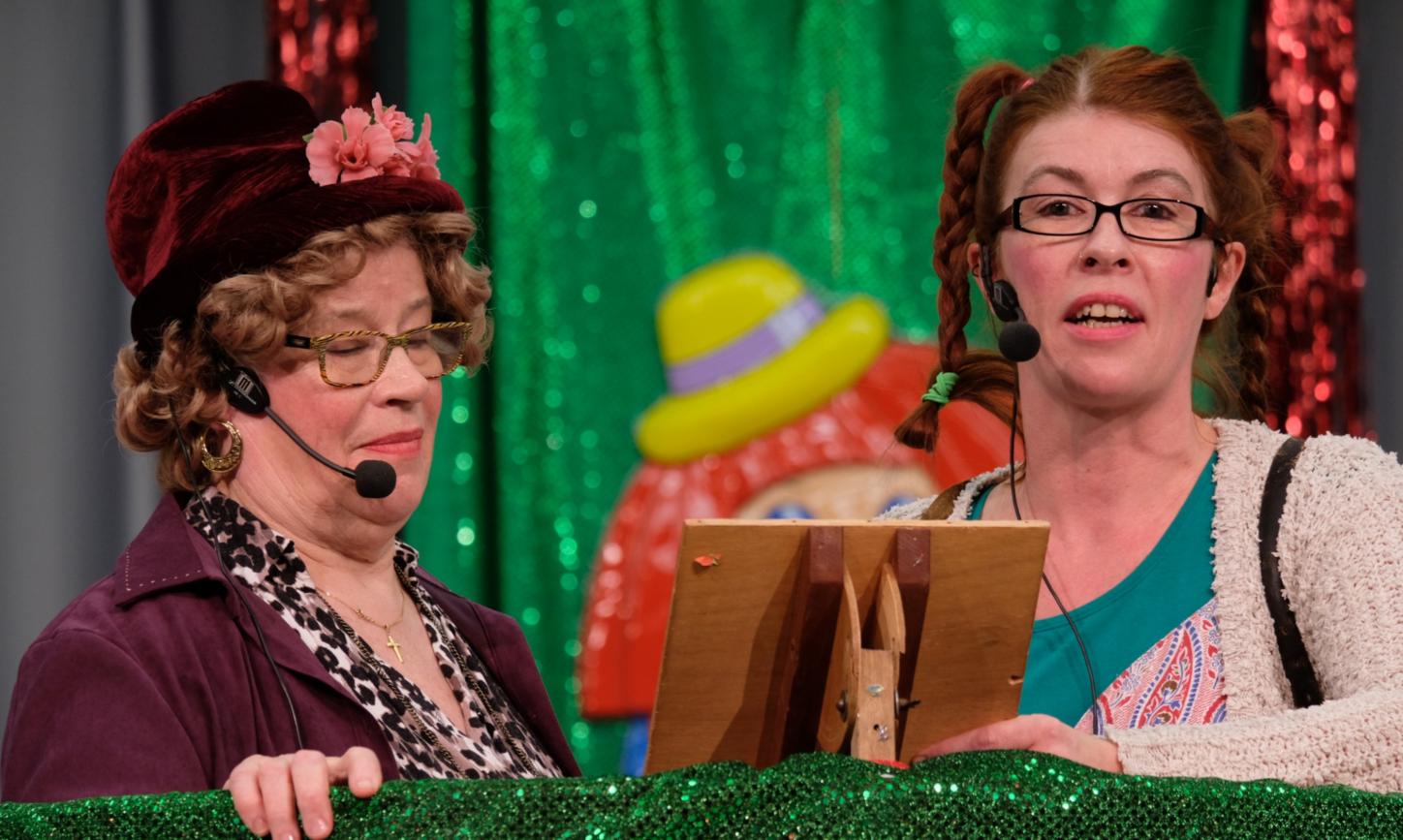 Frauen in der Bütte an der Frauenfastnacht