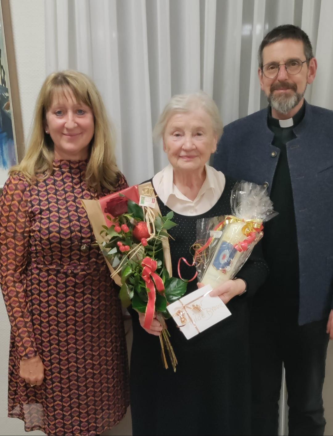 (v.l.n.r.): Angelika Bickar, Hilde Braun, Dekan Hans-Georg Müller