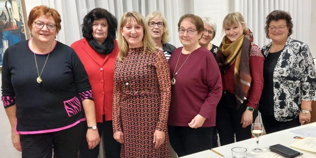 Foto des neu gewählten Vorstands des EV St. Josef Elm 2025, insgesamt acht Personen, nebeneinander stehend fotografiert