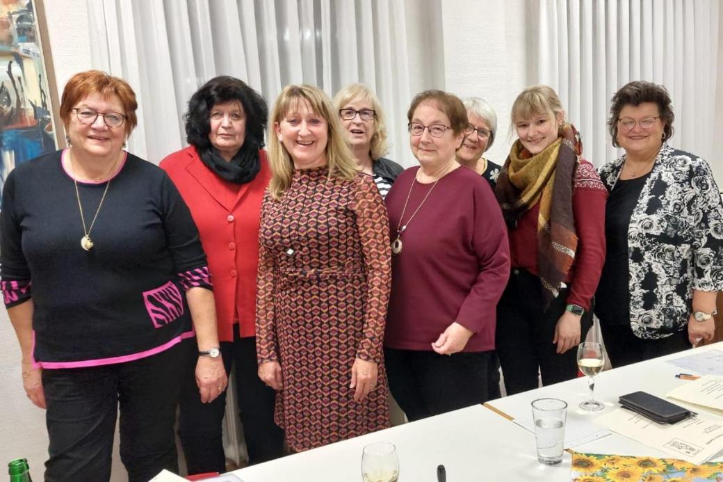 Foto des neu gewählten Vorstands des EV St. Josef Elm 2025, insgesamt acht Personen, nebeneinander stehend fotografiert