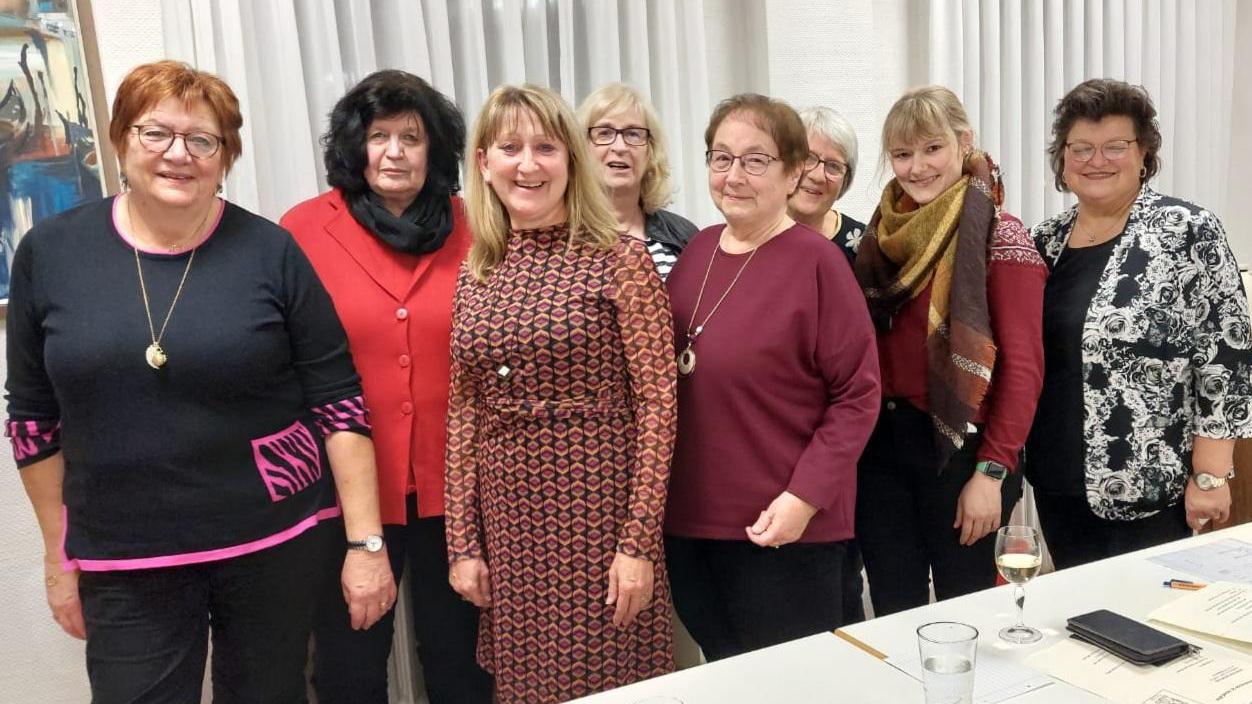 Foto des neu gewählten Vorstands des EV St. Josef Elm 2025, insgesamt acht Personen, nebeneinander stehend fotografiert