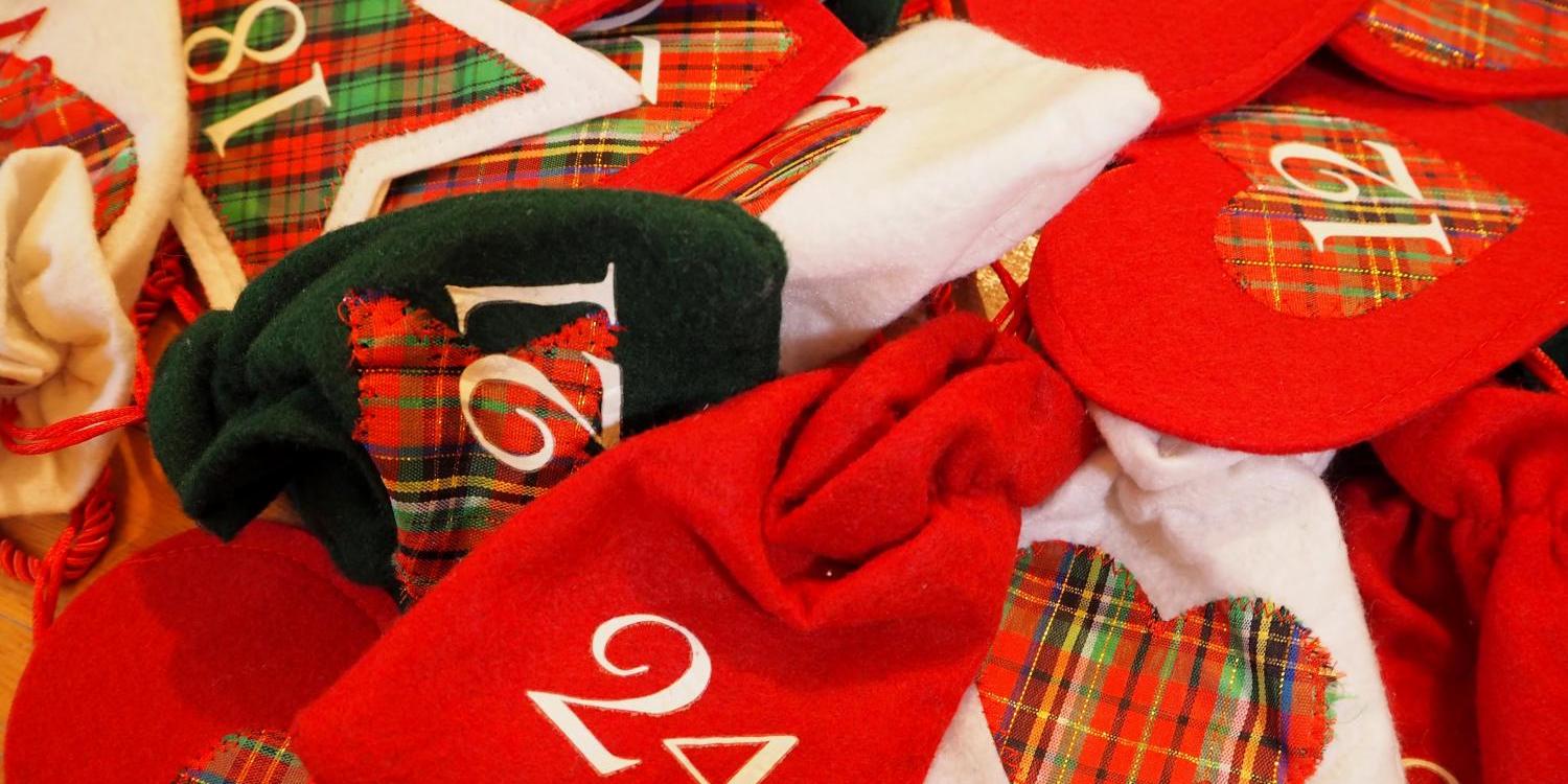 Adventskalender, bunte Beutel für jeden Tag des Advents (c) flockine / Pixabay.com - Lizenz , In: Pfarrbriefservice.de Adventskalender, bunte Beutel für jeden Tag des Advents