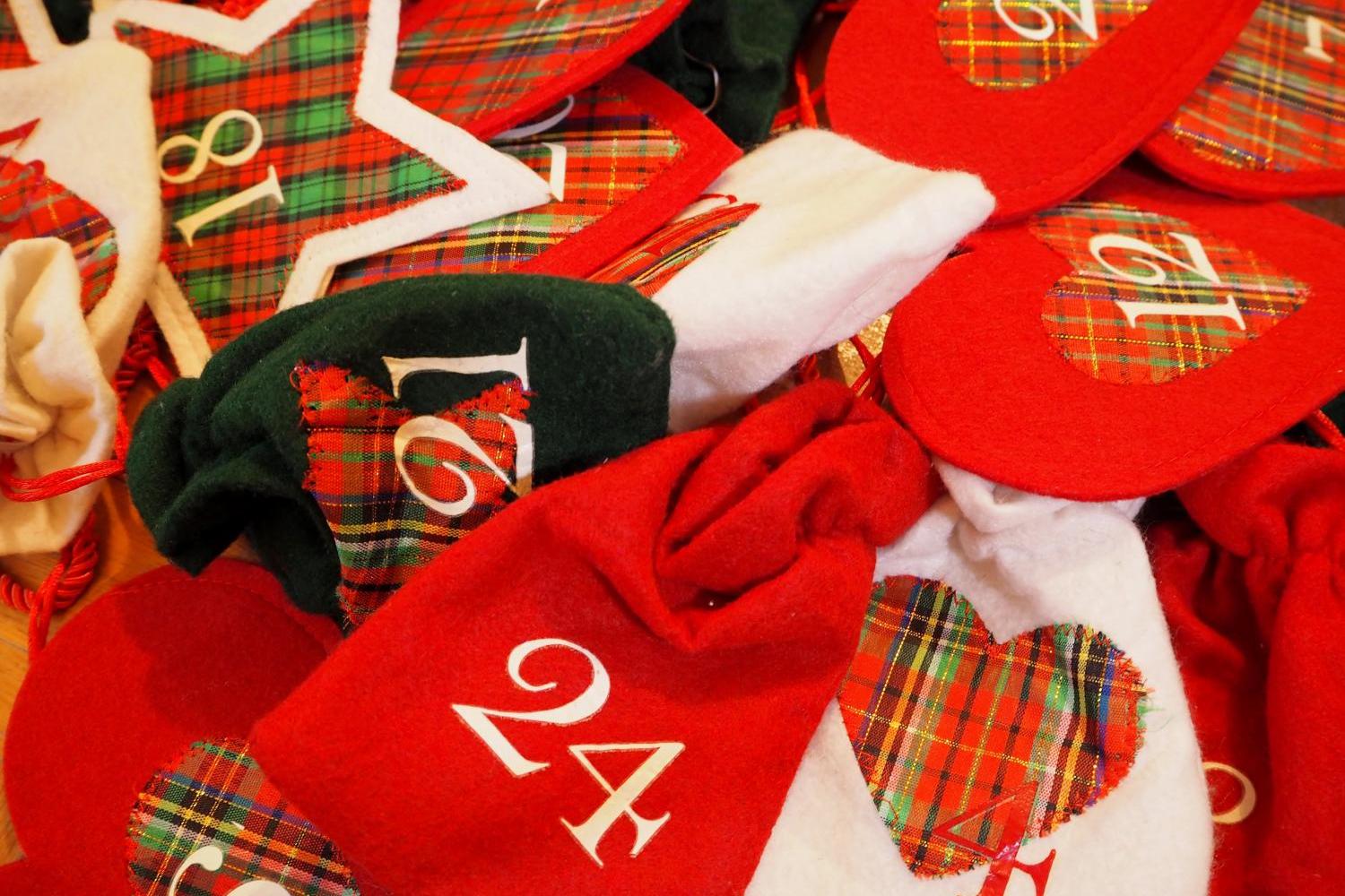 Adventskalender, bunte Beutel für jeden Tag des Advents