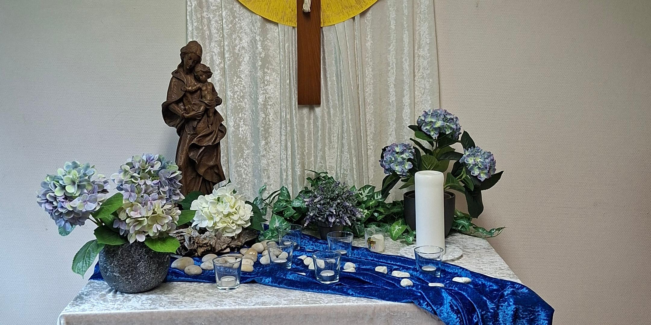 Altar mit Blumenschmuck im Pfarrsälchen Maria-Himmelfahrt Elm/Sprengen (c) EV Maria Himmelfahrt Elm/Sprengen Altar mit Blumenschmuck im Pfarrsälchen Maria-Himmelfahrt Elm/Sprengen