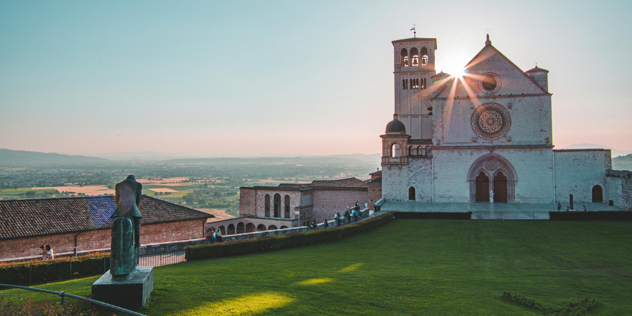 Assisi Basilika des Hl. Franziskus (c) Enrico Tavian enritav96 auf unsplash Assisi Basilika des Hl. Franziskus