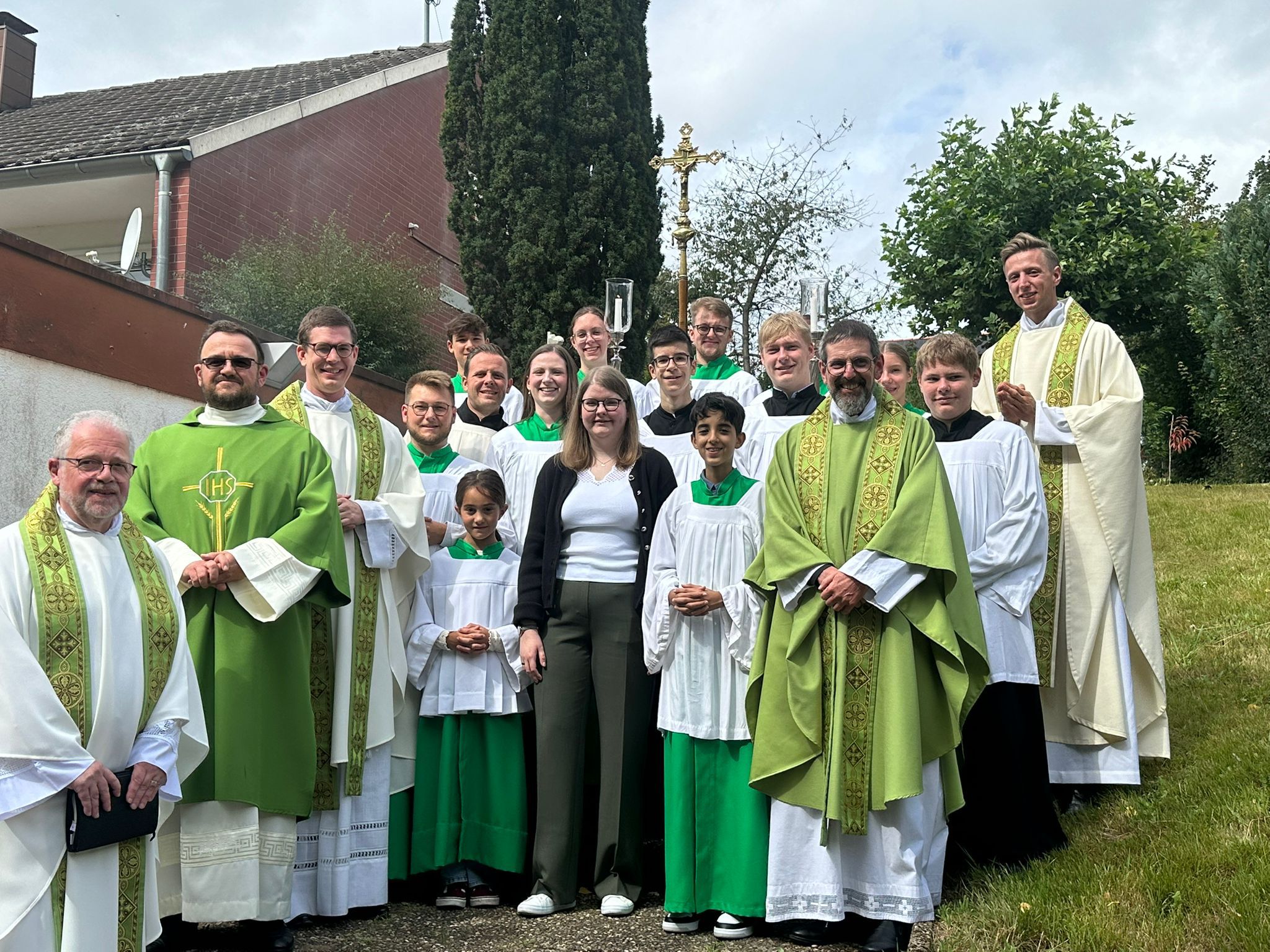 Gruppenfoto Isabelle Sauer mit Seelsorgern und Messdienern der Pfarrei Heilig Kreuz Schwalbach