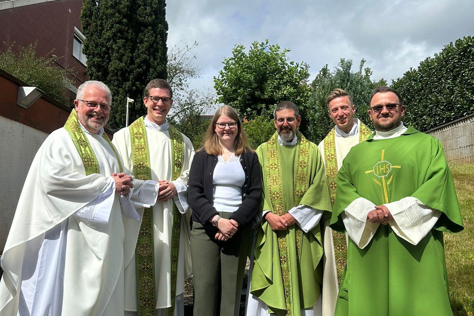 Gruppenfoto Isabelle Sauer mit Seelsorgern der Pfarrei Heilig Kreuz Schwalbach
