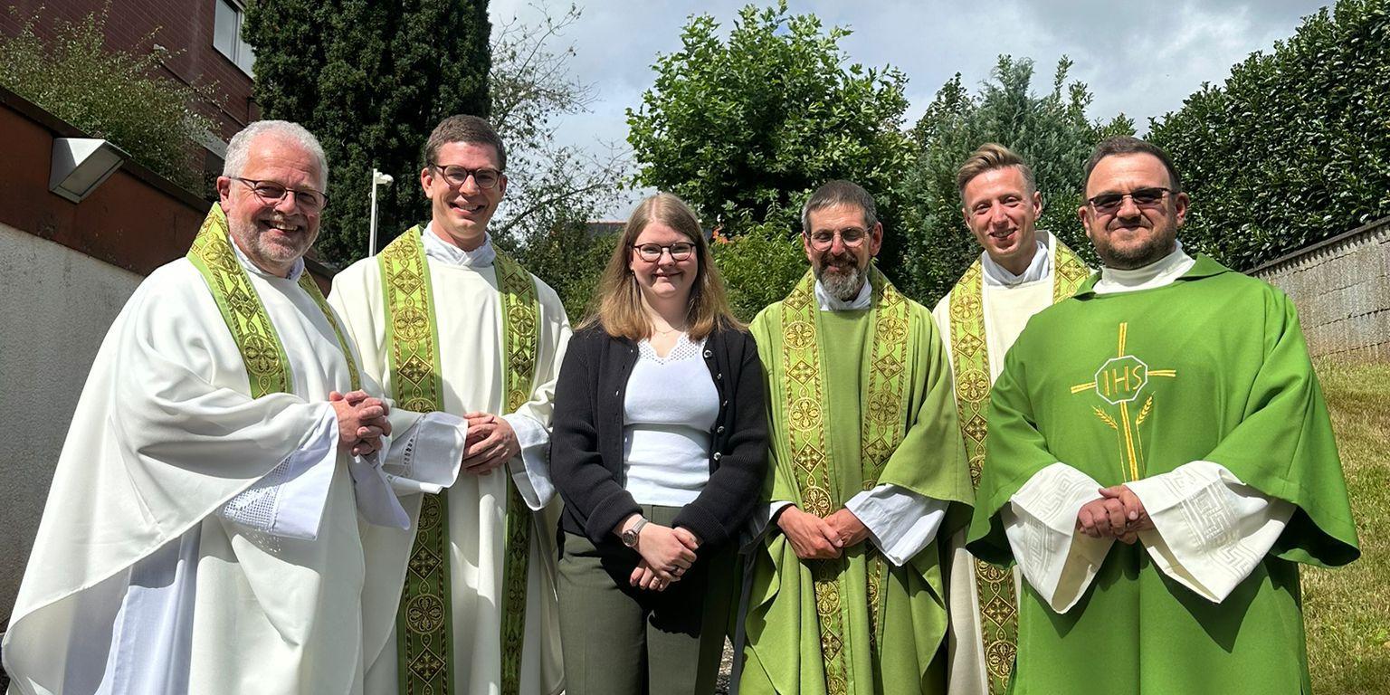 Gruppenfoto Isabelle Sauer mit Seelsorgern der Pfarrei Heilig Kreuz Schwalbach