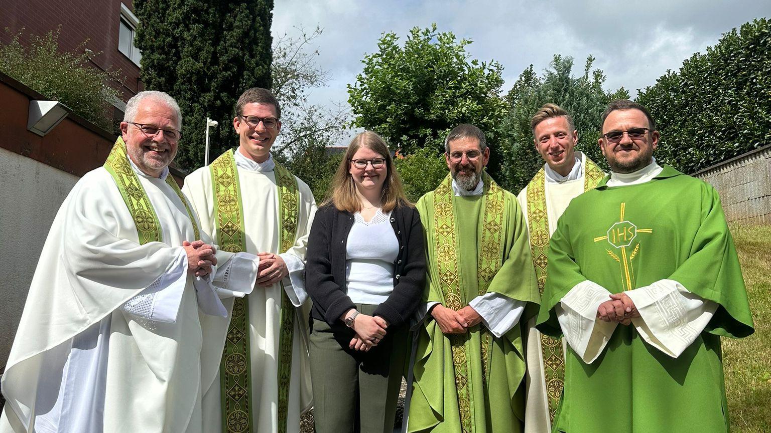 Gruppenfoto Isabelle Sauer mit Seelsorgern der Pfarrei Heilig Kreuz Schwalbach