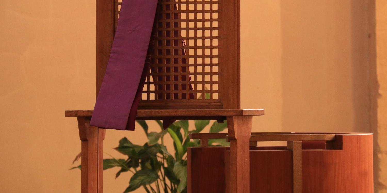 Foto eines Beichtstuhls aus Holz, über der Lehne hängt eine violette Schärpe (c) Bild: Thomas Lazar In: Pfarrbriefservice.de Foto eines Beichtstuhls aus Holz, über der Lehne hängt eine violette Schärpe