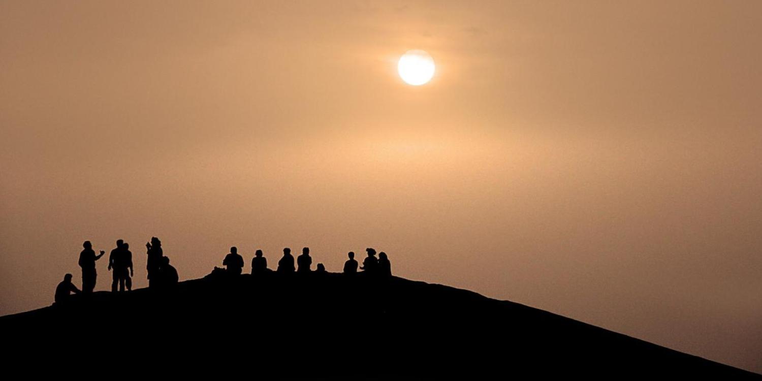 Bergrpredigt - Foto Gipfel mit Menschen im Sonnenuntergang (c) GregMontani / cc0 – gemeinfrei / Quelle: pixabay.com Bergrpredigt - Foto Gipfel mit Menschen im Sonnenuntergang