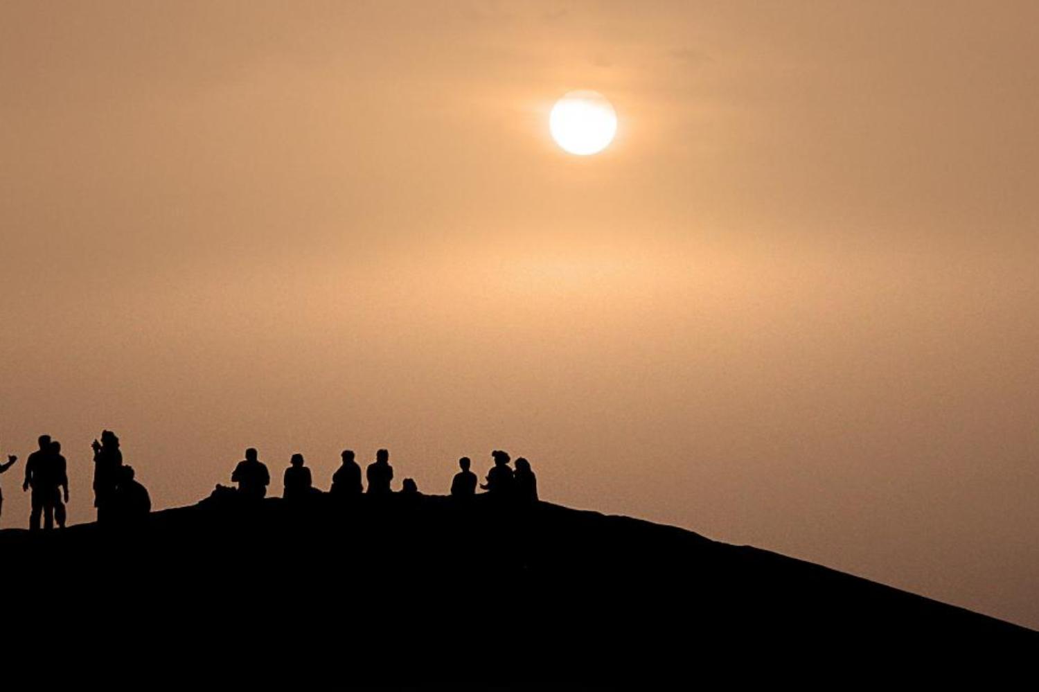 Bergrpredigt - Foto Gipfel mit Menschen im Sonnenuntergang