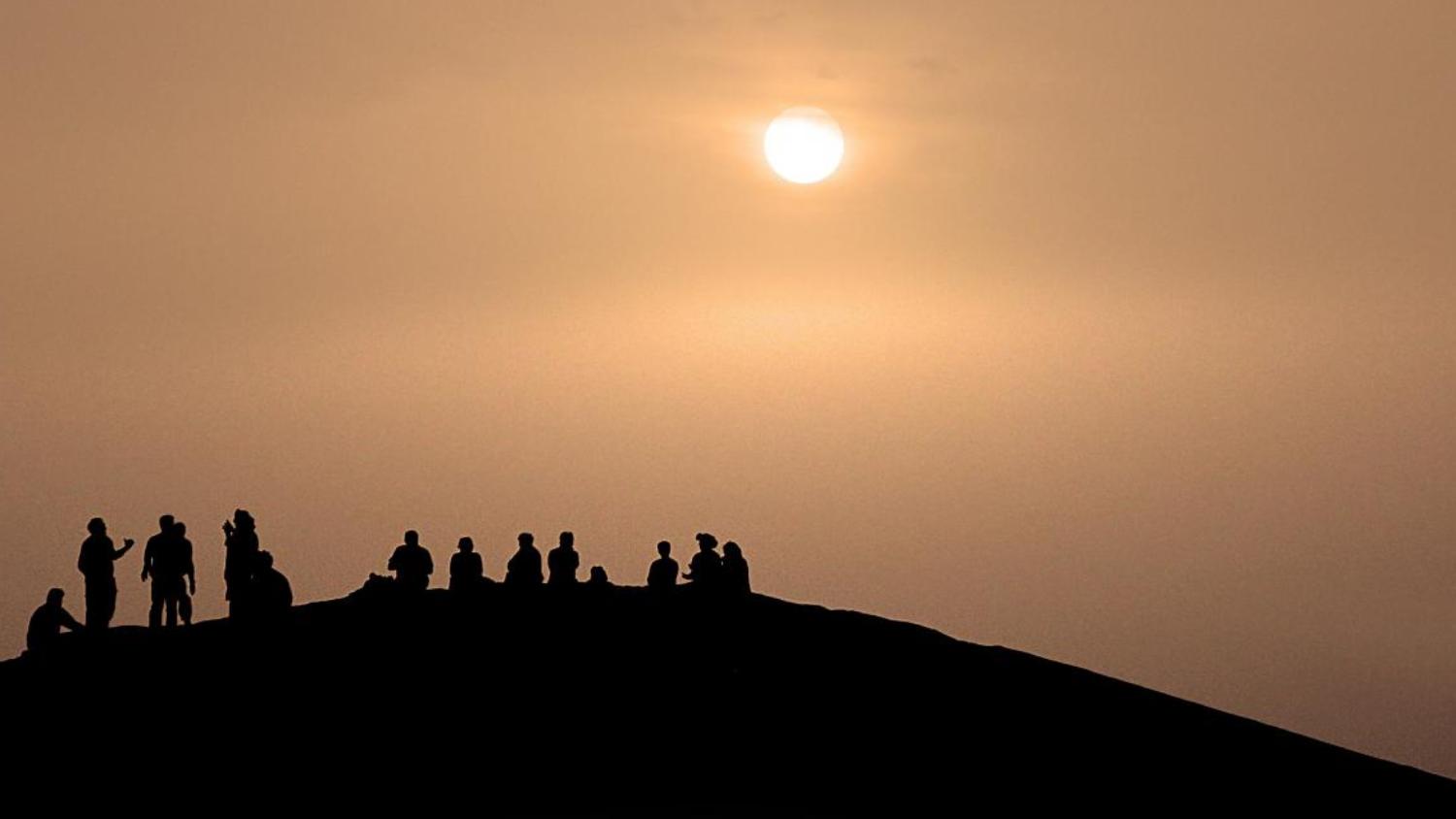 Bergrpredigt - Foto Gipfel mit Menschen im Sonnenuntergang