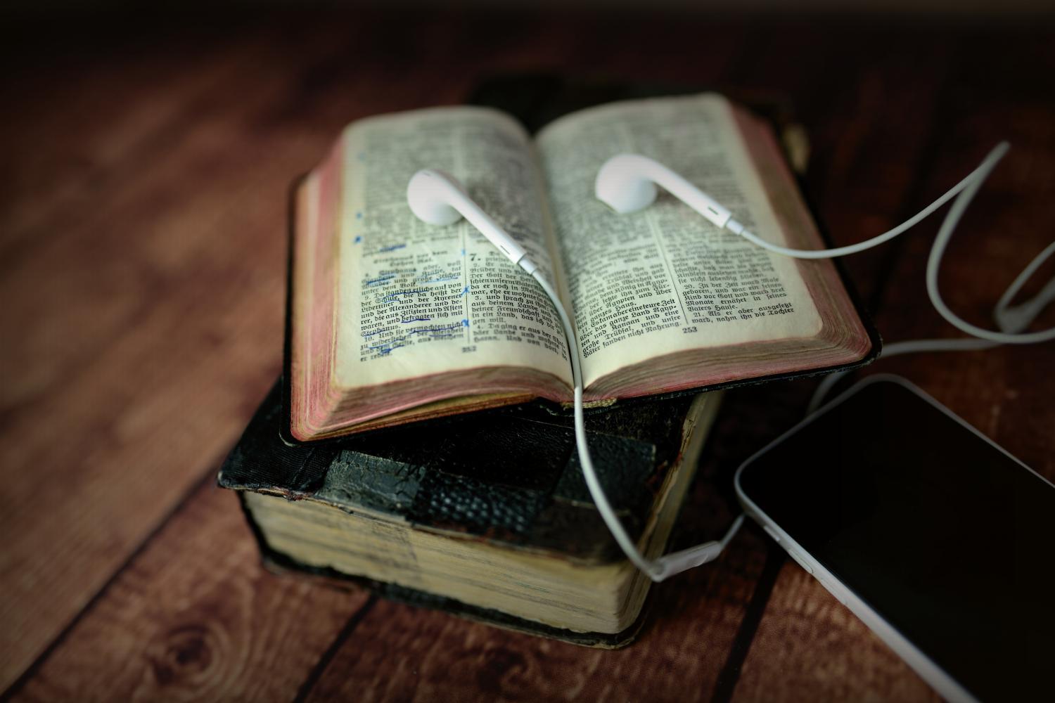Bibel mit Smartphone und Headset