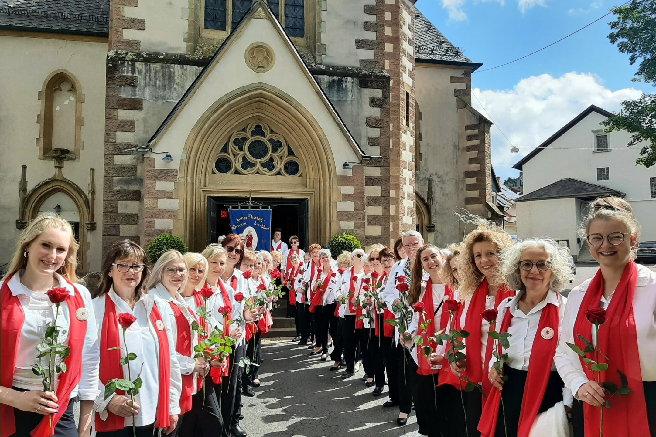 Spalier der Elisabethenfrauen vor der Kirche St. Josef