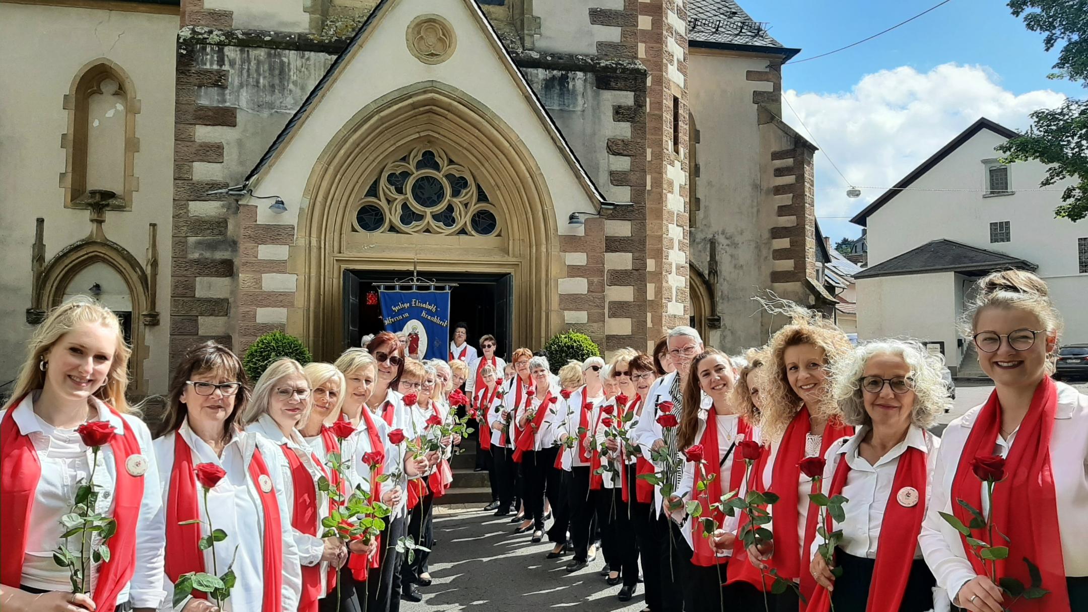 Spalier der Elisabethenfrauen vor der Kirche St. Josef
