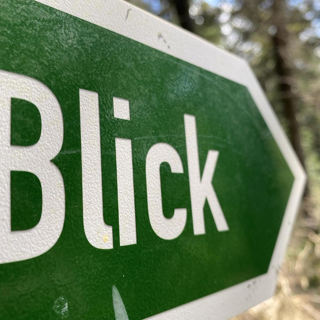 Wegweiser mit Aufschrift 'Blick' -- grünes Schild mit weißem Rand und weißer Schrift -- Form eines nach rechts gerichteten Pfeils
