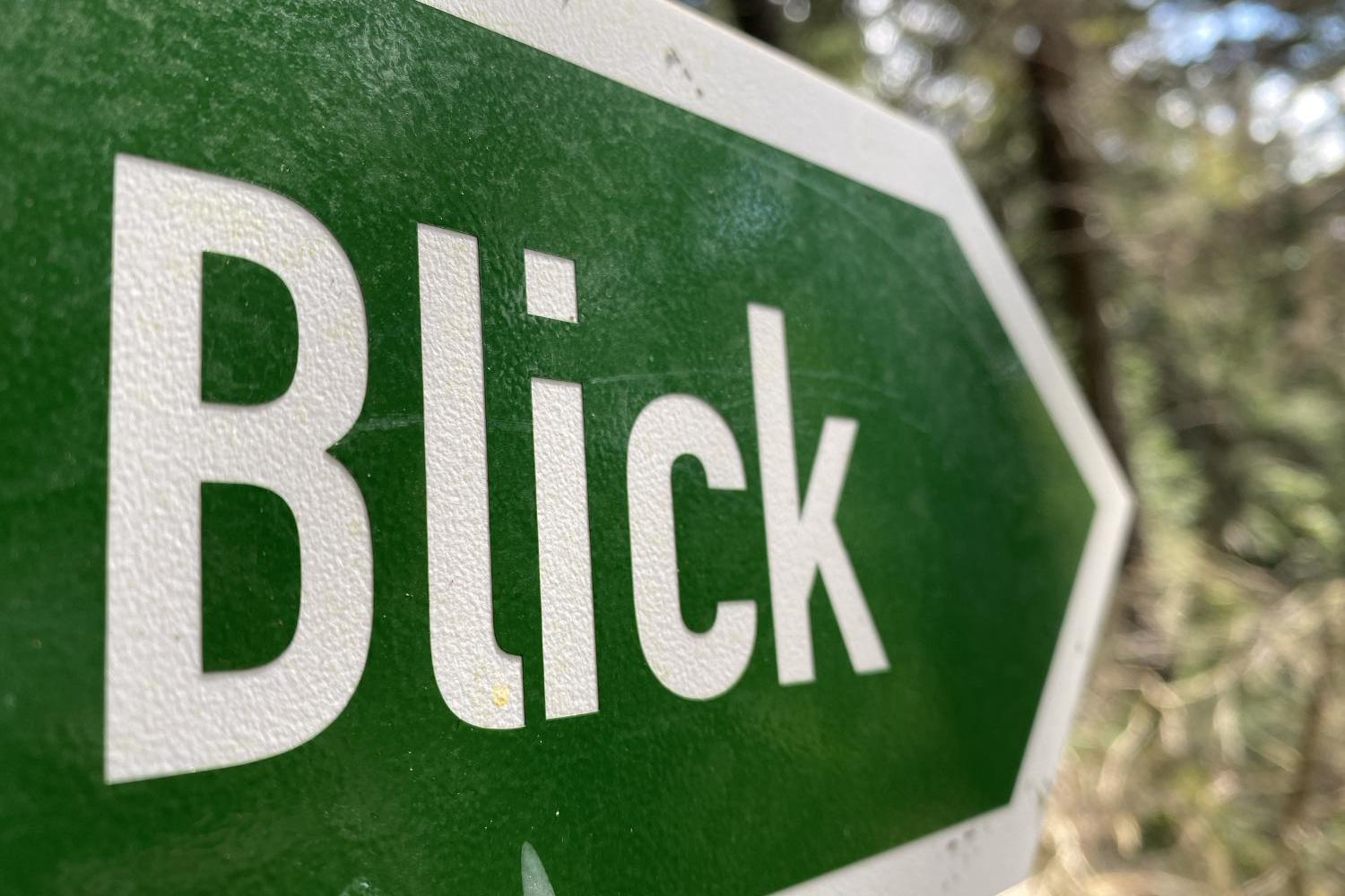 Wegweiser mit Aufschrift 'Blick' -- grünes Schild mit weißem Rand und weißer Schrift -- Form eines nach rechts gerichteten Pfeils