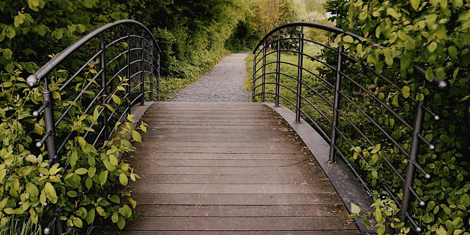 Symbolbild für: Meditativer Abendspaziergang (Brücke, Weg, Wald, Park)