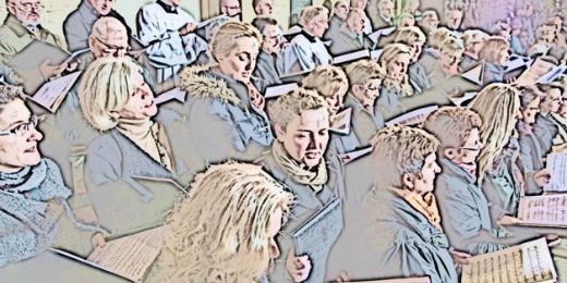 Zu sehen ist ein Chirchenchor, die Sänger/innen halten die Notenblätter vor sich und tragen gerade ein Lied vor, Symbolbild, kein spezifischer Chor