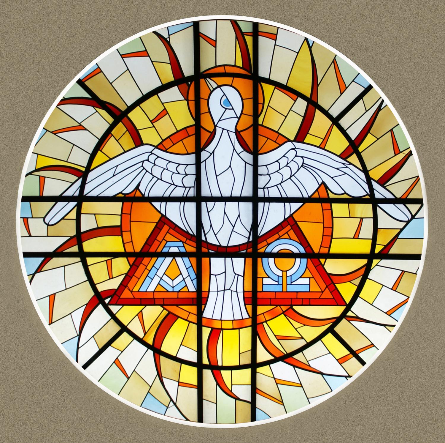 Foto eines runden Dreifaltigkeitsfenster mit Symbolen für die Dreieinigkeit Gottes (c) Bild: Foto: Martin Manigatterer / Kunst: Glaswerkstätten im Stift Schlierbach / Standort: Fatimakapelle Schardenberg In: Pfarrbriefservice.de Foto eines runden Dreifaltigkeitsfenster mit Symbolen für die Dreieinigkeit Gottes