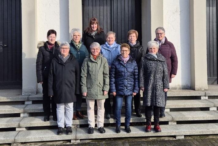 Gruppenfoto von Mitgliedern des EV Herz Jesu Griesborn, aufgenommen auf den Stufen der Kirche Herz Jesu