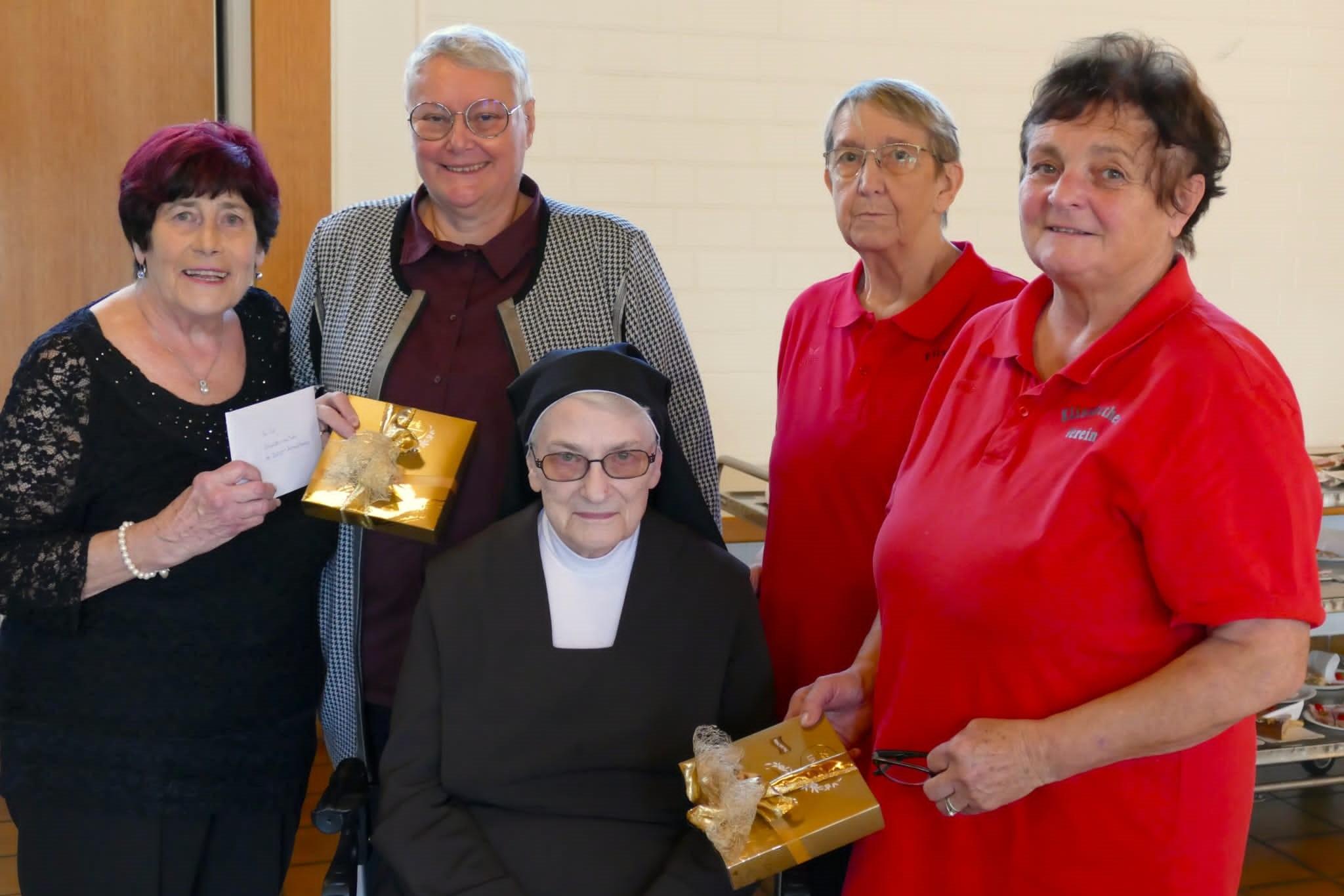 Foto Vorstand EV Maria Himmelfahrt und zwei Schwestern der Karmeliterinnen bei Spendenübergaben