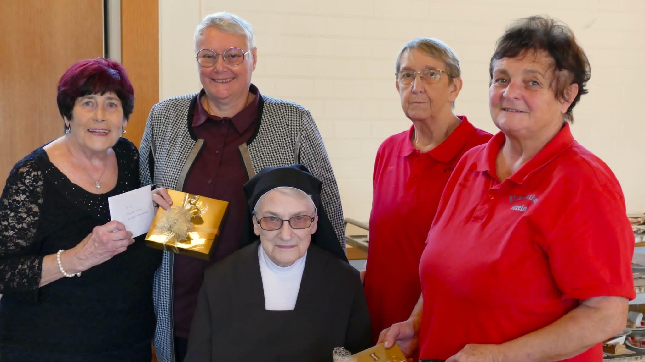 Foto Vorstand EV Maria Himmelfahrt und zwei Schwestern der Karmeliterinnen bei Spendenübergaben