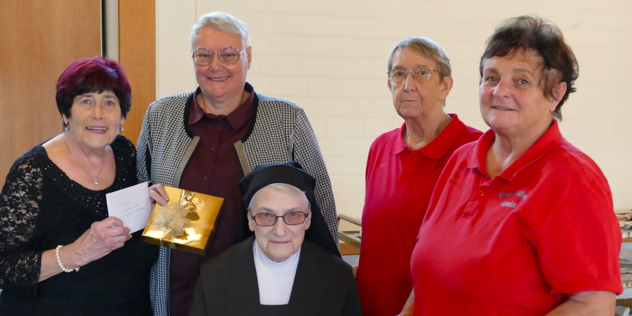 Foto Vorstand EV Maria Himmelfahrt und zwei Schwestern der Karmeliterinnen bei Spendenübergaben