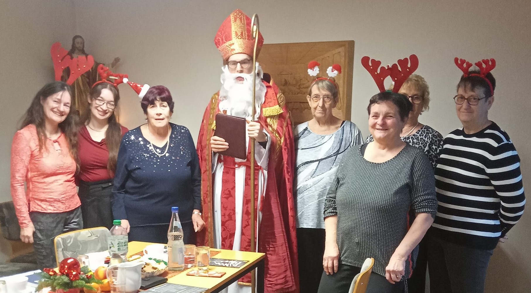 Gruppenbild von Mitgliederinnen des Elisabethenvereins Maria Himmelfahrt Elm-Sprengen mit dem Nikolaus in der Mitte